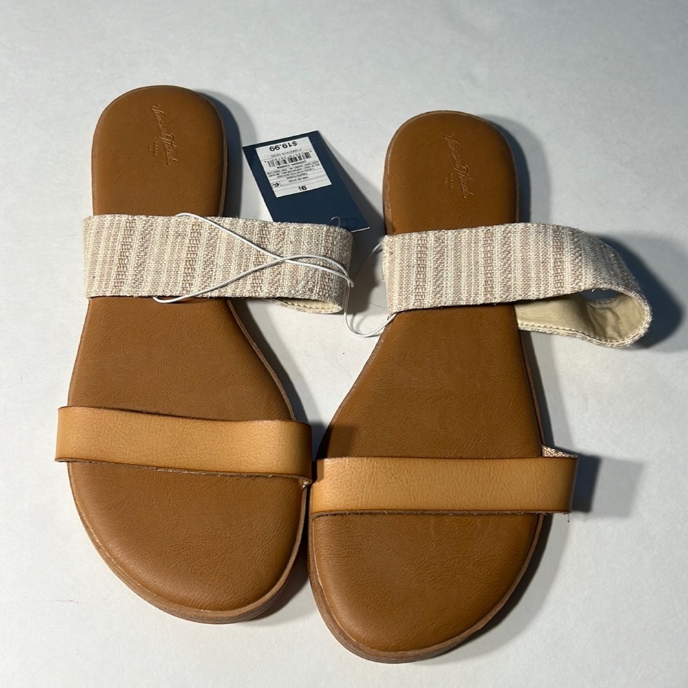 NWT Universal Thread sandal, size 9.5